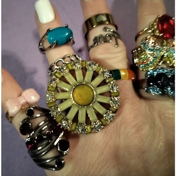Lot or bundle of 18 different unique statement rings, all in excellent condition - Picture 9 of 16